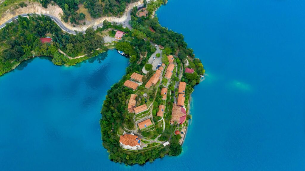 Top 5 places to visit in Rwanda in 2025 - Volcanoes National Park, Nyungwe Forest, Lake Kivu, Akagera Safari, and Kigali Genocide Memorial.