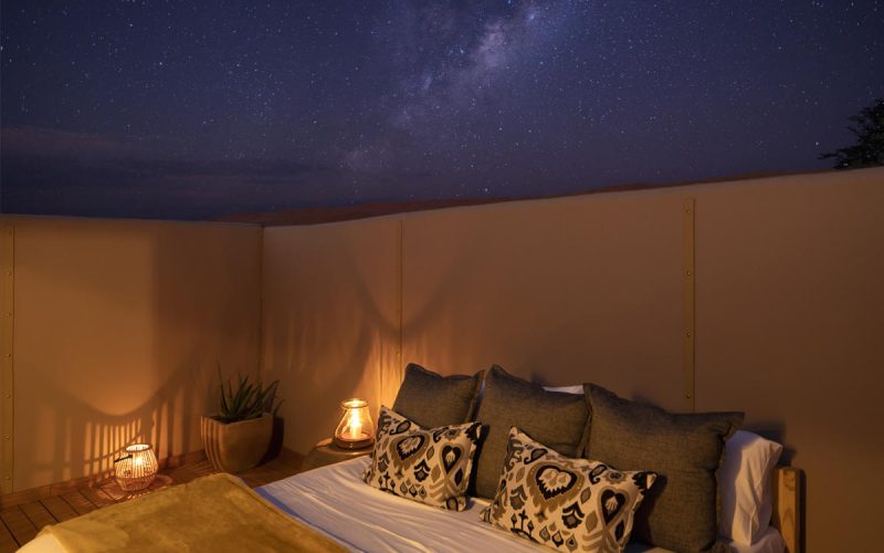 21kwessi_dunes_-_star_room_at_night