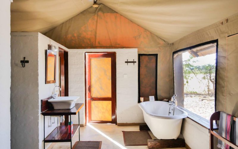 deluxe_tent_indoor_bathroom