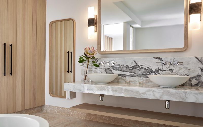 oo_capetown_accommodation_marinamountainking_bathroom_vanity_protea_212-0421