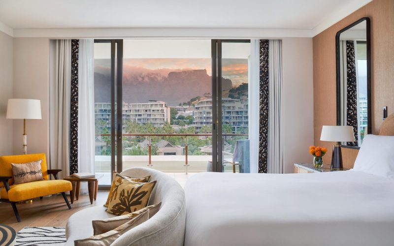 oo_capetown_accommodation_marinamountainking_bedroom_wide_mountainview_212-0722